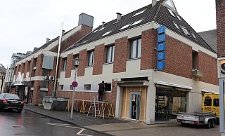 Das in den 1970er Jahren erbaute Haus Reuter hatte bis Ende 2018 das Ladenlokal vermietet. Zuletzt hatte dort "Ben Green" Herrenhemden verkauft. - Marion Pokorra-Brockschmidt Das in den 1970er Jahren erbaute Haus Reuter hatte bis Ende 2018 das Ladenlokal vermietet. Zuletzt hatte dort "Ben Green" Herrenhemden verkauft. - Marion Pokorra-Brockschmidt