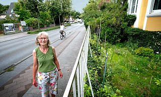 Die Gütersloher Rentnerin Gabriele Krüger hat vor ihrem Haus an der Neuenkirchener Straße einer 19-Jährigen geholfen, die nachts von einem Mann sexuell belästigt worden ist. - Andreas Frücht Die Gütersloher Rentnerin Gabriele Krüger hat vor ihrem Haus an der Neuenkirchener Straße einer 19-Jährigen geholfen, die nachts von einem Mann sexuell belästigt worden ist. - Andreas Frücht