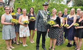 Das Königspaar Sebastian Boer und Christiane Hoffmann, hier mit dem Thron, wird das Oerlinghauser Schützenvolk noch ein weiteres Jahr regieren. Die Gefühle sind zwiegespalten. - Karin Prignitz Das Königspaar Sebastian Boer und Christiane Hoffmann, hier mit dem Thron, wird das Oerlinghauser Schützenvolk noch ein weiteres Jahr regieren. Die Gefühle sind zwiegespalten. - Karin Prignitz