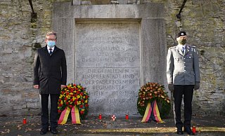 Bürgermeister Michael Dreier (l.) und Oberstleutnant Marco Maulbecker haben im Stillen einen Kranz niedergelegt. - Stadt Paderborn Bürgermeister Michael Dreier (l.) und Oberstleutnant Marco Maulbecker haben im Stillen einen Kranz niedergelegt. - Stadt Paderborn