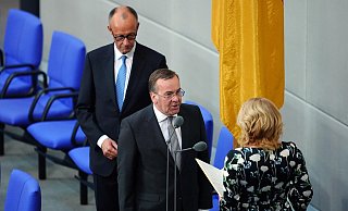 Verteidigungsminister Boris Pistorius (M., SPD) legt im Beisein von Bundeskanzler Friedrich Merz (l., CDU) vor Bundestagspräsidentin Julia Klöckner (CDU) den Amtseid ab. - Kay Nietfeld/dpa Verteidigungsminister Boris Pistorius (M., SPD) legt im Beisein von Bundeskanzler Friedrich Merz (l., CDU) vor Bundestagspräsidentin Julia Klöckner (CDU) den Amtseid ab. - Kay Nietfeld/dpa