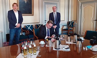 Drei Männer, ein Vertrag: SPD-Fraktionschef Thomas Besler (v.l.), Bürgermeister Tim Kählerbeim Unterzecihen und CDU-FRaktionschef Thomas Helmerking. - Jobst Lüdeking Drei Männer, ein Vertrag: SPD-Fraktionschef Thomas Besler (v.l.), Bürgermeister Tim Kählerbeim Unterzecihen und CDU-FRaktionschef Thomas Helmerking. - Jobst Lüdeking