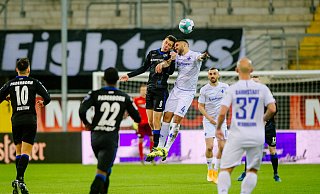 SCP-Abwehrspieler Ron Schallenberg im Luftduell mit DarmstadtsVictor Pálsson. - Besim Mazhiqi SCP-Abwehrspieler Ron Schallenberg im Luftduell mit DarmstadtsVictor Pálsson. - Besim Mazhiqi