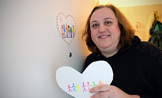 Sonja Güttler setzt ein Zeichen. An ihrer eigenen Wohnungstür hängt schon ein Herz, weitere sollen möglichst flächendeckend folgen. - Felix Eisele Sonja Güttler setzt ein Zeichen. An ihrer eigenen Wohnungstür hängt schon ein Herz, weitere sollen möglichst flächendeckend folgen. - Felix Eisele