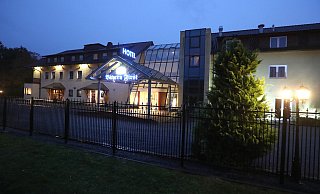 Zwar ist die Beleuchtung an Restaurant und Hotel "Bayern First" abends noch an, der Betrieb wurde jedoch eingestellt. - Wolfgang Rudolf Zwar ist die Beleuchtung an Restaurant und Hotel "Bayern First" abends noch an, der Betrieb wurde jedoch eingestellt. - Wolfgang Rudolf