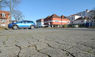 Auch im Krankenhaus Rahden waren wegen der Coronakrise geplante Operationen verschoben worden. Zeitweise wurden stationär keine Patienten aufgenommen - entsprechend leer waren die Parkplätze rund um das Haus. - Joern Spreen-Ledebur Auch im Krankenhaus Rahden waren wegen der Coronakrise geplante Operationen verschoben worden. Zeitweise wurden stationär keine Patienten aufgenommen - entsprechend leer waren die Parkplätze rund um das Haus. - Joern Spreen-Ledebur