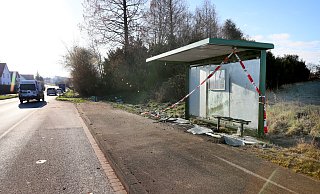 Die Bushaltestelle an der Engerstraße in der Nähe des Kreisverkehrs mit Rüterweg und Birkenstraße wurde arg ramponiert. - Frank-Michael Kiel-Steinkamp Die Bushaltestelle an der Engerstraße in der Nähe des Kreisverkehrs mit Rüterweg und Birkenstraße wurde arg ramponiert. - Frank-Michael Kiel-Steinkamp