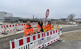 Tobias Fischer, Abteilungsleiter Bau bei Straßen NRW in Bielefeld (v.l.), Burghard Müller, Projektleitung, ebenfalls von Straßen NRW und Markus Freese, Bauleiter der ausführenden Firma Eurovia gaben eine Seite des Kreisels am frühen Freitagmorgen wieder für den Gesamtverkehr frei. - Natalie Gottwald Tobias Fischer, Abteilungsleiter Bau bei Straßen NRW in Bielefeld (v.l.), Burghard Müller, Projektleitung, ebenfalls von Straßen NRW und Markus Freese, Bauleiter der ausführenden Firma Eurovia gaben eine Seite des Kreisels am frühen Freitagmorgen wieder für den Gesamtverkehr frei. - Natalie Gottwald