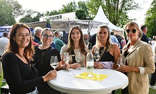 Levina Ta (v.l.), Annika Wolff, Kim Bockhorst, Lara Seifert und Nele Kemena gefällt das bunte Fest in ihrer Heimat Bünde. Sie probierten einen leichten Weissburgunder. - Louisa Kohnert Levina Ta (v.l.), Annika Wolff, Kim Bockhorst, Lara Seifert und Nele Kemena gefällt das bunte Fest in ihrer Heimat Bünde. Sie probierten einen leichten Weissburgunder. - Louisa Kohnert