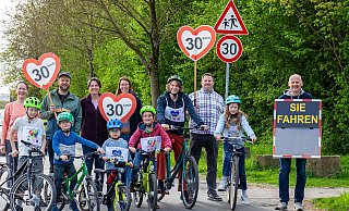 Sicherer Schulweg: Im Bielefelder Stadtteil Babenhausen haben Stephanie Claes, Hanno Meyer, Katharina Arditi, Alena Voelzkow, Kathi Heeren, Henrik Baker und Willi Claes von der Eltern-AG deswegen extra eine AG gegründet und kämpfen seit Jahren für ein simples Tempolimit – bislang vergeblich. - Alejandro Arditi Sicherer Schulweg: Im Bielefelder Stadtteil Babenhausen haben Stephanie Claes, Hanno Meyer, Katharina Arditi, Alena Voelzkow, Kathi Heeren, Henrik Baker und Willi Claes von der Eltern-AG deswegen extra eine AG gegründet und kämpfen seit Jahren für ein simples Tempolimit – bislang vergeblich. - Alejandro Arditi