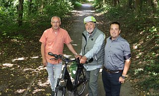 Thomas Kippels-Ohlhoff (v. l.), Kurt Begemann und Sebastian Dahlkötter auf dem Werreradweg. - Dirk Windmöller Thomas Kippels-Ohlhoff (v. l.), Kurt Begemann und Sebastian Dahlkötter auf dem Werreradweg. - Dirk Windmöller