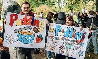 Sascha (v.l.) und Sammy präsentieren ihre Pudding-Plakate. Am 12. Oktober wird in Bielefeld auch wieder Pudding per Gabel verspeist. - René Weinitschke Sascha (v.l.) und Sammy präsentieren ihre Pudding-Plakate. Am 12. Oktober wird in Bielefeld auch wieder Pudding per Gabel verspeist. - René Weinitschke