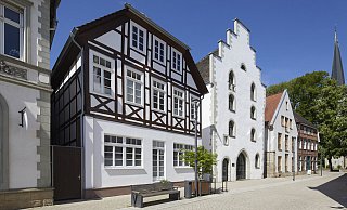 Im Sitzungssaal der Alte Waage (r.) in Brakel müssen künftig zwei Stühle mehr hingestellt werden. Der Brakeler Rat besteht nun aus 36 Sitzen. 17 davon gehen an die CDU. - Matthias Groppe Im Sitzungssaal der Alte Waage (r.) in Brakel müssen künftig zwei Stühle mehr hingestellt werden. Der Brakeler Rat besteht nun aus 36 Sitzen. 17 davon gehen an die CDU. - Matthias Groppe
