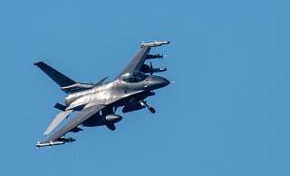 Ein Kampfflugzeug vom Typ F-16 Fighting Falcon hat zum Landen auf dem US-Militärflugplatz Spangdahlem das Fahrwerk ausgefahren. - Harald Tittel/dpa Ein Kampfflugzeug vom Typ F-16 Fighting Falcon hat zum Landen auf dem US-Militärflugplatz Spangdahlem das Fahrwerk ausgefahren. - Harald Tittel/dpa