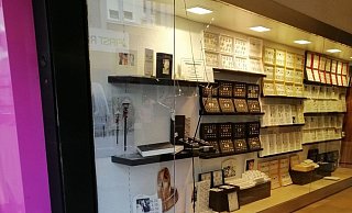 Mit der Faust soll ein Mann die Scheibe des Juweliergeschäftes eingeschlagen haben. - Ingrun Waschneck Mit der Faust soll ein Mann die Scheibe des Juweliergeschäftes eingeschlagen haben. - Ingrun Waschneck