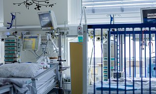 Die Lage an vielen Kinderkliniken ist Experten zufolge kritisch: Ärztemangel, Fachkräftemangel, Geldmangel und der Abbau von Betten setzen die Einrichtungen zunehmend unter Druck. - Rolf Vennenbernd/dpa Die Lage an vielen Kinderkliniken ist Experten zufolge kritisch: Ärztemangel, Fachkräftemangel, Geldmangel und der Abbau von Betten setzen die Einrichtungen zunehmend unter Druck. - Rolf Vennenbernd/dpa