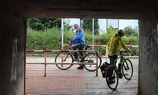 Nicht geeignet: Georg Hofemann (blaue Jacke) und Klaus Schroeder (gelbe Jacke) vom ADFC Löhne gehen mit ihren Rädern durch die Unterführung zwischen Nordbahn- und Löhner Straße vor der ehemaligen Gaststätte Huxold. - Ulf Hanke Nicht geeignet: Georg Hofemann (blaue Jacke) und Klaus Schroeder (gelbe Jacke) vom ADFC Löhne gehen mit ihren Rädern durch die Unterführung zwischen Nordbahn- und Löhner Straße vor der ehemaligen Gaststätte Huxold. - Ulf Hanke