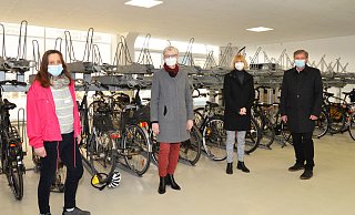 Monique Gulba (v. l.), Service-Mitarbeiterin Team Radstation, Claudia Warnecke, Technische Beigeordnete, Ursula von Donop, Niederlassungsleitung SBH West Paderborn, sowie Horst-Hermann Müller, Geschäftsführer Jobcenter Kreis Paderborn, freuen sich über den neuen Standort der Radstation. - Stadt Paderborn Monique Gulba (v. l.), Service-Mitarbeiterin Team Radstation, Claudia Warnecke, Technische Beigeordnete, Ursula von Donop, Niederlassungsleitung SBH West Paderborn, sowie Horst-Hermann Müller, Geschäftsführer Jobcenter Kreis Paderborn, freuen sich über den neuen Standort der Radstation. - Stadt Paderborn