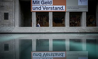 Ein Plakat mit der Aufschrift «Mit Geld und Verstand. Schulden bremsen, Chancen schaffen. Unser Bundeshaushalt.» hängt über dem Eingang zum Bundesministerium der Finanzen. - Kay Nietfeld/dpa Ein Plakat mit der Aufschrift «Mit Geld und Verstand. Schulden bremsen, Chancen schaffen. Unser Bundeshaushalt.» hängt über dem Eingang zum Bundesministerium der Finanzen. - Kay Nietfeld/dpa