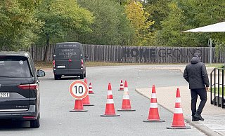 Treffpunkt Franken: Der erkrankte Nick Woltemade saß in keinem der Kleinbusse, die in Herzogenaurach vorfuhren. - Klaus Bergmann/dpa Treffpunkt Franken: Der erkrankte Nick Woltemade saß in keinem der Kleinbusse, die in Herzogenaurach vorfuhren. - Klaus Bergmann/dpa
