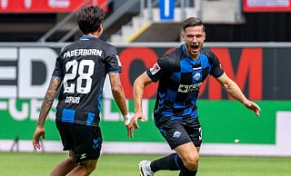 Marcel Hoffmeier (r.) jubelt über seinen sehenswerten 1:0-Treffer im Heimspiel gegen Kiel. Teamkollege Lucas Copado freut sich mit. - David Inderlied/dpa Marcel Hoffmeier (r.) jubelt über seinen sehenswerten 1:0-Treffer im Heimspiel gegen Kiel. Teamkollege Lucas Copado freut sich mit. - David Inderlied/dpa