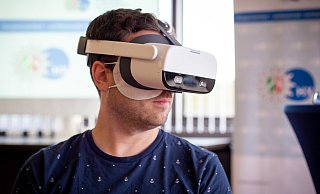 NW-Volontär Niklas Tüns hat sich die VR-Brille aufgesetzt. - Manuela Puls NW-Volontär Niklas Tüns hat sich die VR-Brille aufgesetzt. - Manuela Puls