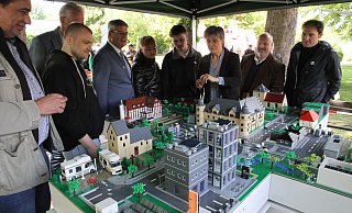 Ein echter Hingucker: Die Besucher bestaunen den Nachbau ihrer aus den fünf Ortsteilen bestehenden Gemeinde aus Lego-Steinen. - Johannes Büttner Ein echter Hingucker: Die Besucher bestaunen den Nachbau ihrer aus den fünf Ortsteilen bestehenden Gemeinde aus Lego-Steinen. - Johannes Büttner