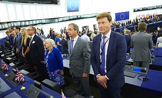 Bild mit Symbolcharakter: EU-Feinde wie Nigel Farage (2. v. r.) drehten dem Parlament den Rücken zu, als die Europahymne erklang. - picture alliance / dpa Bild mit Symbolcharakter: EU-Feinde wie Nigel Farage (2. v. r.) drehten dem Parlament den Rücken zu, als die Europahymne erklang. - picture alliance / dpa