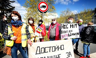 Die Protestaktion der NGG und IG Werk FAIRträge bei Tönnies vor dem Stammwerk in Rheda. - Andreas Frücht Die Protestaktion der NGG und IG Werk FAIRträge bei Tönnies vor dem Stammwerk in Rheda. - Andreas Frücht