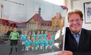 Als Schiedsrichter mit Fußballmannschaft hat das Team von der Abteilung Bürgerservice, Sicherheit und Ordnung seinen Chef Lothar Sobek in einer Fotomontage vor das Rathaus gestellt. - Frank-Michael Kiel-Steinkamp Als Schiedsrichter mit Fußballmannschaft hat das Team von der Abteilung Bürgerservice, Sicherheit und Ordnung seinen Chef Lothar Sobek in einer Fotomontage vor das Rathaus gestellt. - Frank-Michael Kiel-Steinkamp