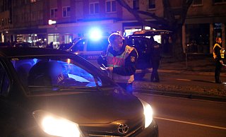 Einsatzleiter Volker Huß im Gespräch mit einem Autofahrer. - Frank-Michael Kiel-Steinkamp Einsatzleiter Volker Huß im Gespräch mit einem Autofahrer. - Frank-Michael Kiel-Steinkamp
