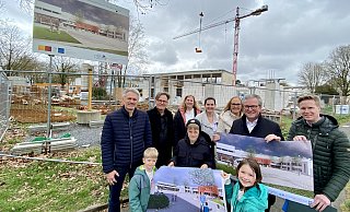 Dirk Happe (v. l.), Uwe Balhorn, Simone Klamandt, Stephanie Schumacher, Sonja Delius, Michael Dreier, Sören Lühr sowie die Schüler Michel Mohn (v. l.), Phil Stratmann und Mira Reineke freuen sich auf das neue Schulgebäude. - Stadt Paderborn Dirk Happe (v. l.), Uwe Balhorn, Simone Klamandt, Stephanie Schumacher, Sonja Delius, Michael Dreier, Sören Lühr sowie die Schüler Michel Mohn (v. l.), Phil Stratmann und Mira Reineke freuen sich auf das neue Schulgebäude. - Stadt Paderborn