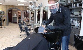 Stefan Schwarz, Inhaber vom Salon Schwarz, muss zum Augenbrauenzupfen Maske und Visier tragen. Seine Mitarbeiterin Gity Mohtasebzade braucht zusätzlich auch eine Mund-Nase-Abedeckung. - Susanne Barth Stefan Schwarz, Inhaber vom Salon Schwarz, muss zum Augenbrauenzupfen Maske und Visier tragen. Seine Mitarbeiterin Gity Mohtasebzade braucht zusätzlich auch eine Mund-Nase-Abedeckung. - Susanne Barth