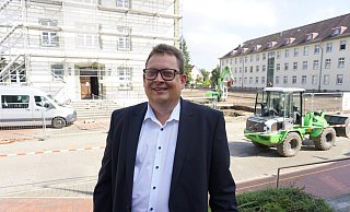 Stefan Schwartze schaut sich den Baufortschritt auf dem Herforder Bildungscampus an. Dieser konnte auch dank der finanziellen Hilfe des Bundes entstehen. - Christina Römer Stefan Schwartze schaut sich den Baufortschritt auf dem Herforder Bildungscampus an. Dieser konnte auch dank der finanziellen Hilfe des Bundes entstehen. - Christina Römer