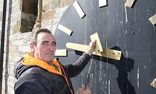 Eckhard Wende baute den Rest des abgebrochenen Minutenzeigers an dem östlichen Zifferblatt ab. - Johannes Büttner Eckhard Wende baute den Rest des abgebrochenen Minutenzeigers an dem östlichen Zifferblatt ab. - Johannes Büttner