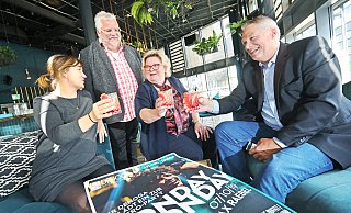 Montag ist Partytag: Irina Wiebe (Max Raebel, l.), Dehoga-Präsident Andreas Büscher und Detlef Rübenach sind schon jetzt in bester Stimmung. - Sarah Jonek Montag ist Partytag: Irina Wiebe (Max Raebel, l.), Dehoga-Präsident Andreas Büscher und Detlef Rübenach sind schon jetzt in bester Stimmung. - Sarah Jonek