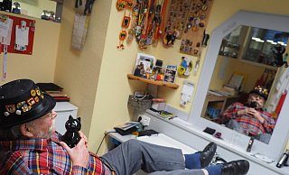 Josef Schunicht in seinem Salon – umgeben von allerhand Karnevalsorden. Und die schwarze Katze darf auch nicht fehlen. - Josef Köhne Josef Schunicht in seinem Salon – umgeben von allerhand Karnevalsorden. Und die schwarze Katze darf auch nicht fehlen. - Josef Köhne