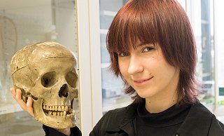 Für den Wettbewerb „Jugend forscht“ beschäftigte sich Emily Dyck vom Friedrichs-Gymnasium mit der Frage, ob der Schädel aus der Schulsammlung von einer Frau oder einem Mann stammt. Am 18. Februar stellt sie ihre Ergebnisse der Jury vor. - Ralf Bittner Für den Wettbewerb „Jugend forscht“ beschäftigte sich Emily Dyck vom Friedrichs-Gymnasium mit der Frage, ob der Schädel aus der Schulsammlung von einer Frau oder einem Mann stammt. Am 18. Februar stellt sie ihre Ergebnisse der Jury vor. - Ralf Bittner