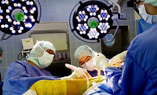 Zahlreiche Operationen waren nötig, um den Patienten wieder auf die Beine zu bringen. - Symbolfoto: Gerald Dunkel Zahlreiche Operationen waren nötig, um den Patienten wieder auf die Beine zu bringen. - Symbolfoto: Gerald Dunkel
