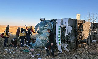 Bei einem tragischen Busunglück in Aksaray (Türkei) wurde am 18. Oktober die Mutter von Musa Aydin getötet, der kleine Bruder erlitt schwerste Verletzungen. - IMAGO/Xinhua Bei einem tragischen Busunglück in Aksaray (Türkei) wurde am 18. Oktober die Mutter von Musa Aydin getötet, der kleine Bruder erlitt schwerste Verletzungen. - IMAGO/Xinhua