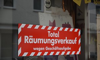 Auch das "Memories" - Engers einziges Spielwarengeschäft - schließt und kündigt den Räumungsverkauf im Schaufenster an. - Mareike Patock Auch das "Memories" - Engers einziges Spielwarengeschäft - schließt und kündigt den Räumungsverkauf im Schaufenster an. - Mareike Patock