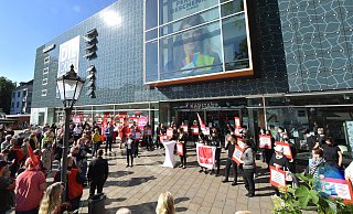 Rund 70 Karstadt-Beschäftigte setzten sich zusammen mit Passanten, Vertretern aus Politik und Gewerkschaft am Samstagvormittag für den Erhalt des Warenhauses ein. - Jens Dünhölter Rund 70 Karstadt-Beschäftigte setzten sich zusammen mit Passanten, Vertretern aus Politik und Gewerkschaft am Samstagvormittag für den Erhalt des Warenhauses ein. - Jens Dünhölter