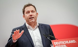 SPD-Chef Lars Klingbeil: «Die AfD ist eine brandgefährliche Partei, weil sie hetzt, polarisiert und dieses Land spalten will.» - Kay Nietfeld/dpa SPD-Chef Lars Klingbeil: «Die AfD ist eine brandgefährliche Partei, weil sie hetzt, polarisiert und dieses Land spalten will.» - Kay Nietfeld/dpa