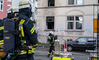 Der Rettungsdienst nahm einen 55-jährigen Mieter in Empfang, der mit Verdacht auf Rauchvergiftung ins Krankenhaus kam. - Christian Mathiesen Der Rettungsdienst nahm einen 55-jährigen Mieter in Empfang, der mit Verdacht auf Rauchvergiftung ins Krankenhaus kam. - Christian Mathiesen