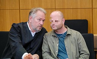 Angeklagt ist ein ehemaliger Jugenddiakon (r.) der Dietrich-Bonhoeffer-Gemeinde in Bielefeld. Hier bespricht er sich mit seinem Strafverteidiger Carsten Ernst (l.).Hier: Strafverteidiger Carsten Ernst (l.) und der Angeklagte (bitte pixeln!) - Andreas Zobe Angeklagt ist ein ehemaliger Jugenddiakon (r.) der Dietrich-Bonhoeffer-Gemeinde in Bielefeld. Hier bespricht er sich mit seinem Strafverteidiger Carsten Ernst (l.).Hier: Strafverteidiger Carsten Ernst (l.) und der Angeklagte (bitte pixeln!) - Andreas Zobe