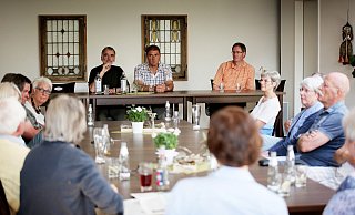 Im Ergo Vivamus kamen Bürger zusammen, um mit den Ratsherren Elmar Holstiege (links) und Armin Kuschel (Mitte) zu diskutieren. - GERALD DUNKEL Im Ergo Vivamus kamen Bürger zusammen, um mit den Ratsherren Elmar Holstiege (links) und Armin Kuschel (Mitte) zu diskutieren. - GERALD DUNKEL