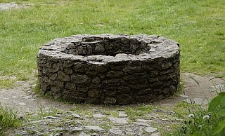 Der 18-Jährige konnte sich alleine aus dem Brunnen nicht mehr befreien. - (Symbolbild): Pixabay Der 18-Jährige konnte sich alleine aus dem Brunnen nicht mehr befreien. - (Symbolbild): Pixabay