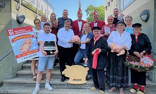 Mit einem großen Aufgebot wirbt der Stadtbezirk für den Brackweder Schweinemarkt, der am vierten Augustwochenende stattfindet. Drei Tage darf gefeiert werden. - Susanne Lahr Mit einem großen Aufgebot wirbt der Stadtbezirk für den Brackweder Schweinemarkt, der am vierten Augustwochenende stattfindet. Drei Tage darf gefeiert werden. - Susanne Lahr