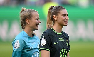 Merle Frohms (l) und Jule Brand verlassen die Wolfsburger Fußballerinnen einem Medienbericht zufolge im Sommer. - David Inderlied/dpa Merle Frohms (l) und Jule Brand verlassen die Wolfsburger Fußballerinnen einem Medienbericht zufolge im Sommer. - David Inderlied/dpa