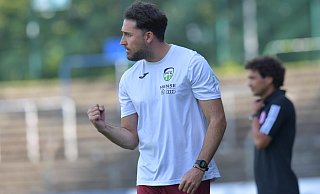 FCG-Trainer Julian Hesse ließ seinen Emotionen nach dem 3:2-Erfolg in Bonn freien Lauf. - sport/presse/foto Dünhölter FCG-Trainer Julian Hesse ließ seinen Emotionen nach dem 3:2-Erfolg in Bonn freien Lauf. - sport/presse/foto Dünhölter
